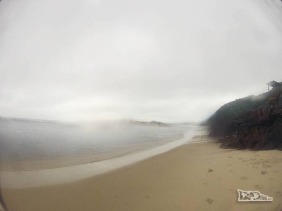Em dia de muita chuva, mais uma praia na trilha entre a Guarda do Embaú e a praia da Pinheira, litoral sul de Santa Catarina